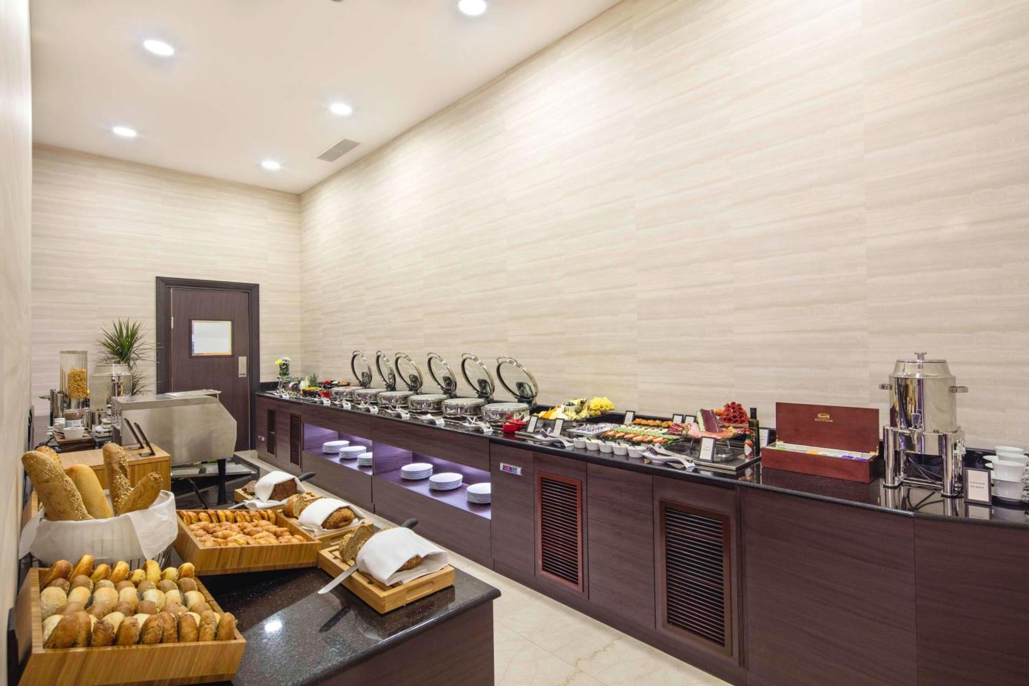 Hilton Crna Gora Отель